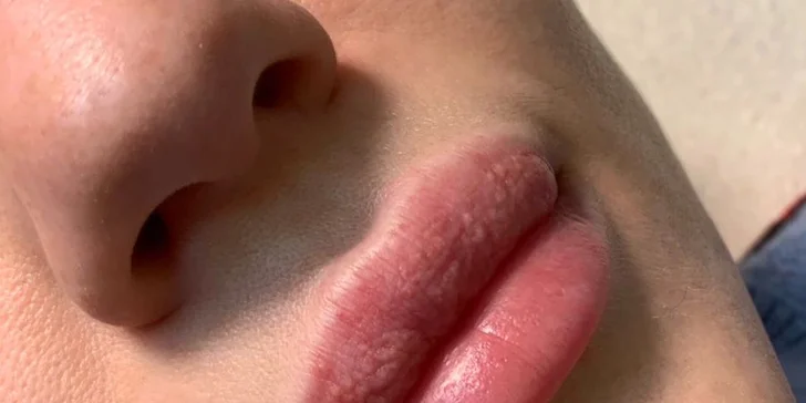 Permanentný make up obočia púdrovou metódou alebo akvarelové pery