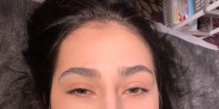 Permanentný make up obočia púdrovou metódou alebo akvarelové pery