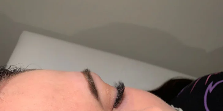 Permanentný make up obočia púdrovou metódou alebo akvarelové pery