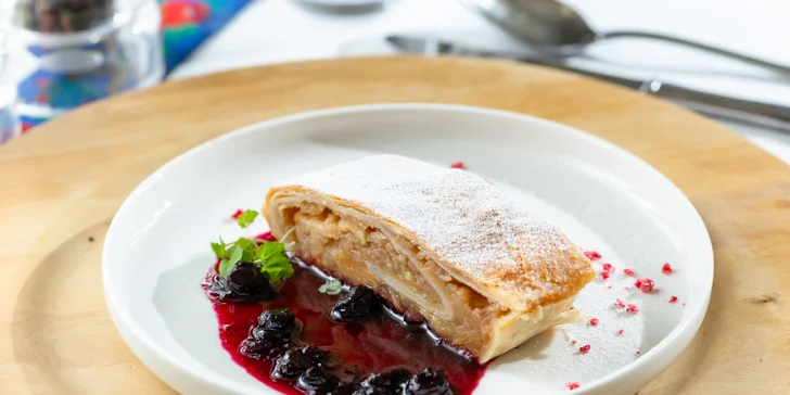 Dvojchodové menu prešporských špecialít, kačací alebo husací pekáč s prílohami v reštaurácii Leberfinger