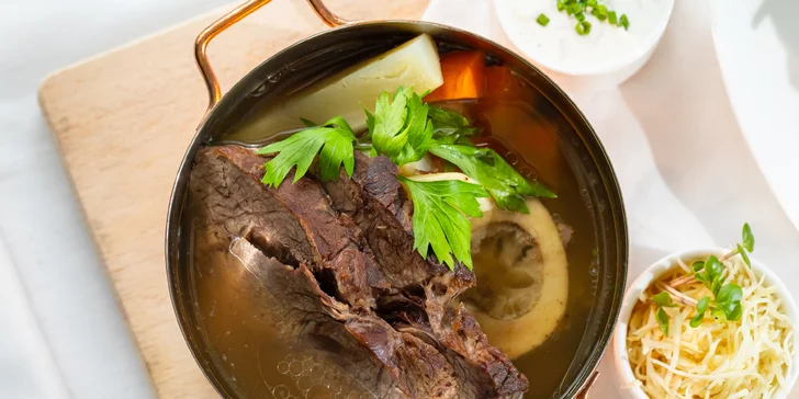 Dvojchodové menu prešporských špecialít, kačací alebo husací pekáč s prílohami v reštaurácii Leberfinger