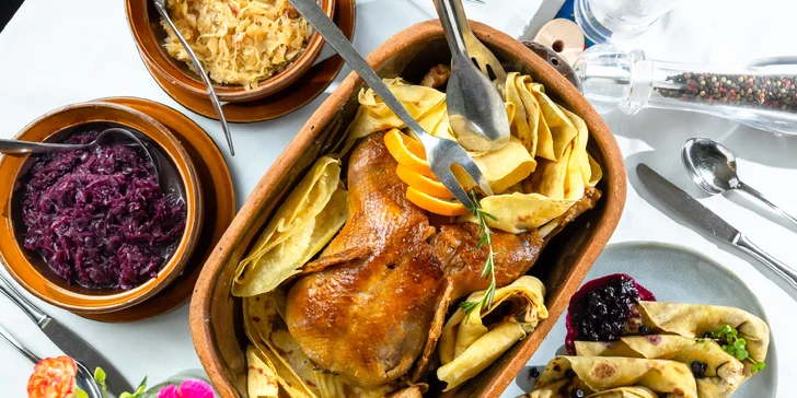 Dvojchodové menu prešporských špecialít, kačací alebo husací pekáč s prílohami v reštaurácii Leberfinger