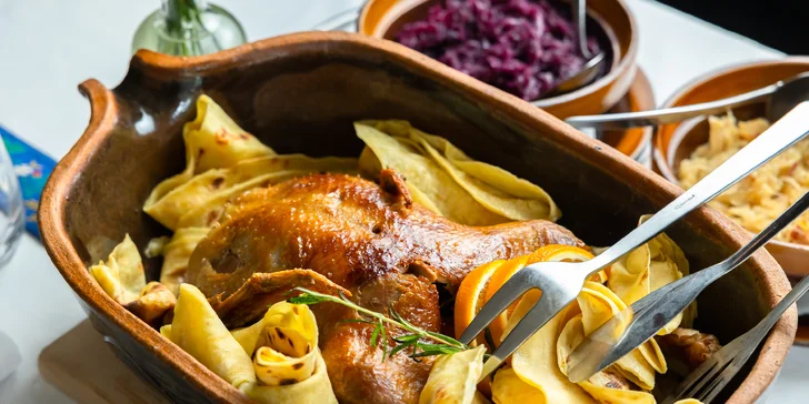 Dvojchodové menu prešporských špecialít, kačací alebo husací pekáč s prílohami v reštaurácii Leberfinger