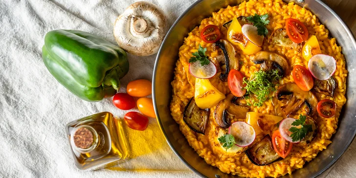 Kuracia paella panvica s welcome drinkom pre 2 osoby vo Wine Bar & Tapas by Provino