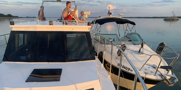 Tri, päť alebo osem hodín privátnej plavby loďou pre 12 osôb