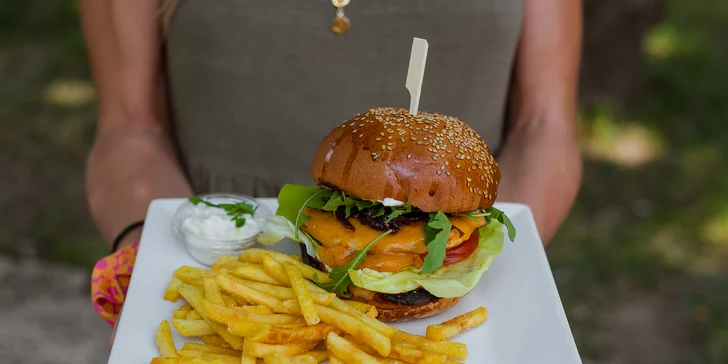 Americký hotdog alebo nadupané burgre s hranolčekmi a omáčkou v bistre PIGULINY
