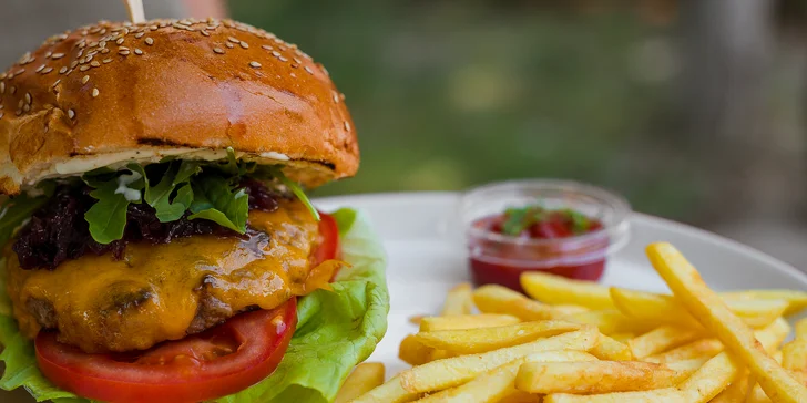 Americký hotdog alebo nadupané burgre s hranolčekmi a omáčkou v bistre PIGULINY