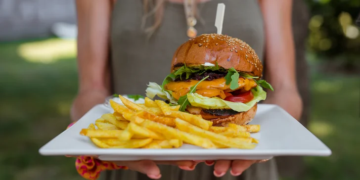 Americký hotdog alebo nadupané burgre s hranolčekmi a omáčkou v bistre PIGULINY