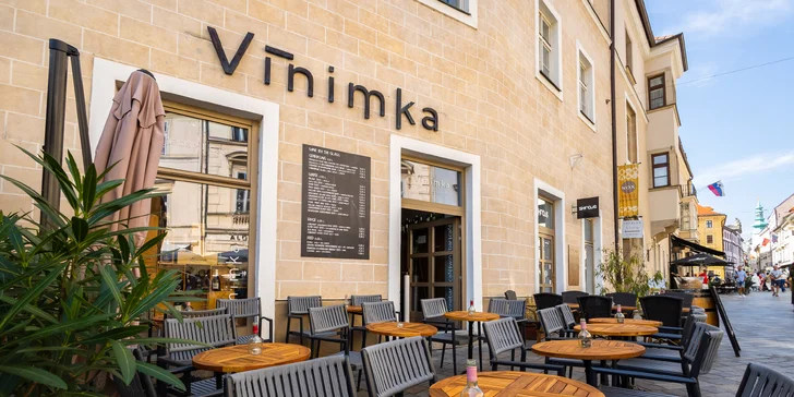 Posedenie vo Vínimka Wine Bar: Ochutnávka lahodných francúzskych vín alebo nárezová doska s fľašou oceňovaného vína pre 2 osoby