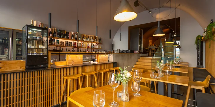 Posedenie vo Vínimka Wine Bar: Ochutnávka lahodných francúzskych vín alebo nárezová doska s fľašou oceňovaného vína pre 2 osoby