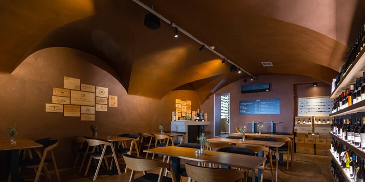 Posedenie vo Vínimka Wine Bar: Ochutnávka lahodných francúzskych vín alebo nárezová doska s fľašou oceňovaného vína pre 2 osoby