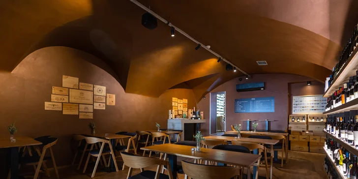 Posedenie vo Vínimka Wine Bar: Ochutnávka lahodných francúzskych vín alebo nárezová doska s fľašou oceňovaného vína pre 2 osoby