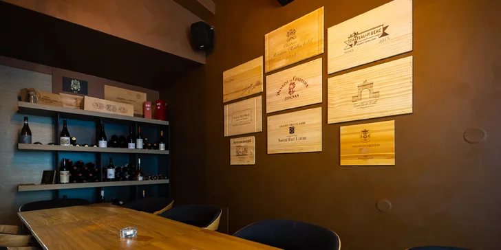 Posedenie vo Vínimka Wine Bar: Ochutnávka lahodných francúzskych vín alebo nárezová doska s fľašou oceňovaného vína pre 2 osoby