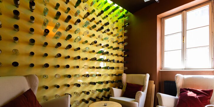Posedenie vo Vínimka Wine Bar: Ochutnávka lahodných francúzskych vín alebo nárezová doska s fľašou oceňovaného vína pre 2 osoby