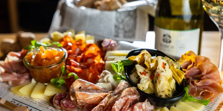 Posedenie vo Vínimka Wine Bar: Ochutnávka lahodných francúzskych vín alebo nárezová doska s fľašou oceňovaného vína pre 2 osoby