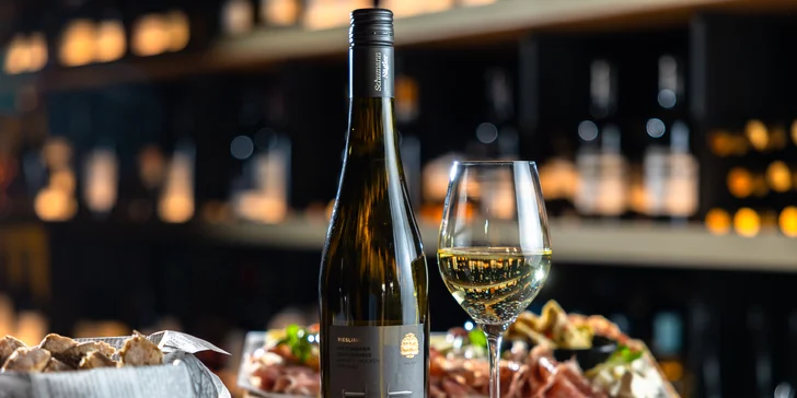 Posedenie vo Vínimka Wine Bar: Ochutnávka lahodných francúzskych vín alebo nárezová doska s fľašou oceňovaného vína pre 2 osoby