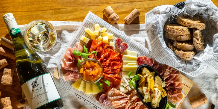 Posedenie vo Vínimka Wine Bar: Ochutnávka lahodných francúzskych vín alebo nárezová doska s fľašou oceňovaného vína pre 2 osoby