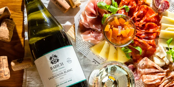 Posedenie vo Vínimka Wine Bar: Ochutnávka lahodných francúzskych vín alebo nárezová doska s fľašou oceňovaného vína pre 2 osoby