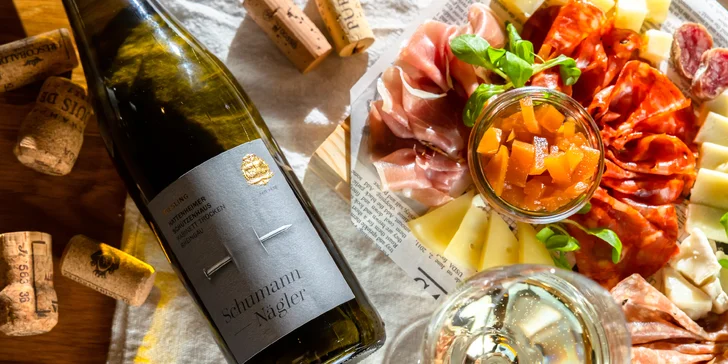 Posedenie vo Vínimka Wine Bar: Ochutnávka lahodných francúzskych vín alebo nárezová doska s fľašou oceňovaného vína pre 2 osoby
