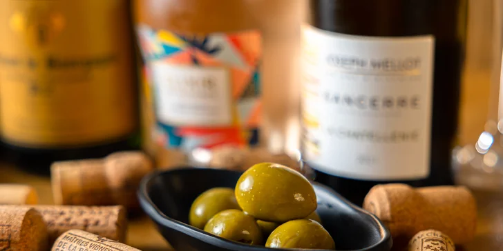 Posedenie vo Vínimka Wine Bar: Ochutnávka lahodných francúzskych vín alebo nárezová doska s fľašou oceňovaného vína pre 2 osoby