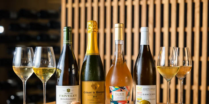 Posedenie vo Vínimka Wine Bar: Ochutnávka lahodných francúzskych vín alebo nárezová doska s fľašou oceňovaného vína pre 2 osoby