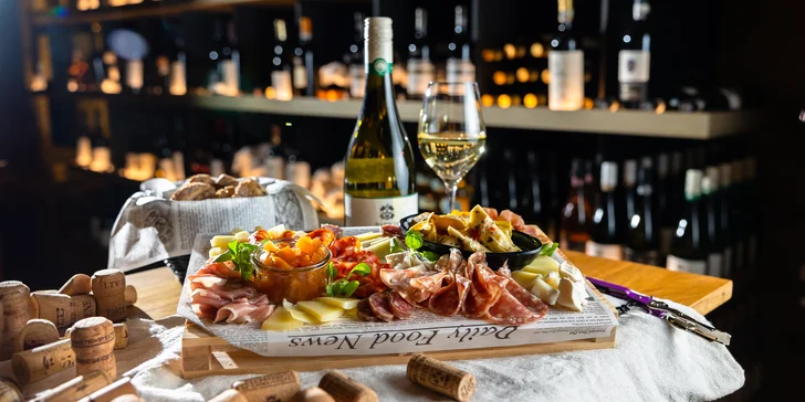 Posedenie vo Vínimka Wine Bar: Ochutnávka lahodných francúzskych vín alebo nárezová doska s fľašou oceňovaného vína pre 2 osoby