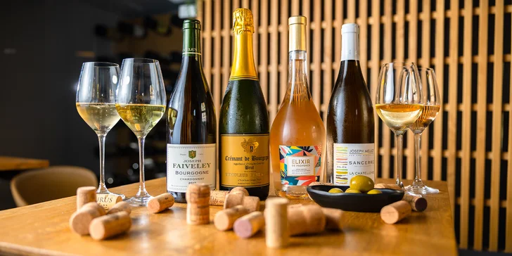 Posedenie vo Vínimka Wine Bar: Ochutnávka lahodných francúzskych vín alebo nárezová doska s fľašou oceňovaného vína pre 2 osoby