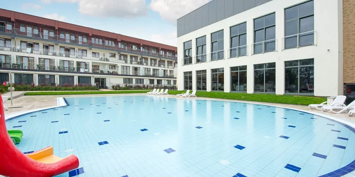 Rodinná dovolenka pri Balte: hotel blízko mora, polpenzia, neobmedzený vstup do bazénov a sáun, animačné programy