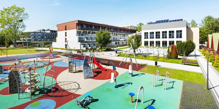 Rodinná dovolenka pri Balte: hotel blízko mora, polpenzia, neobmedzený vstup do bazénov a sáun, animačné programy