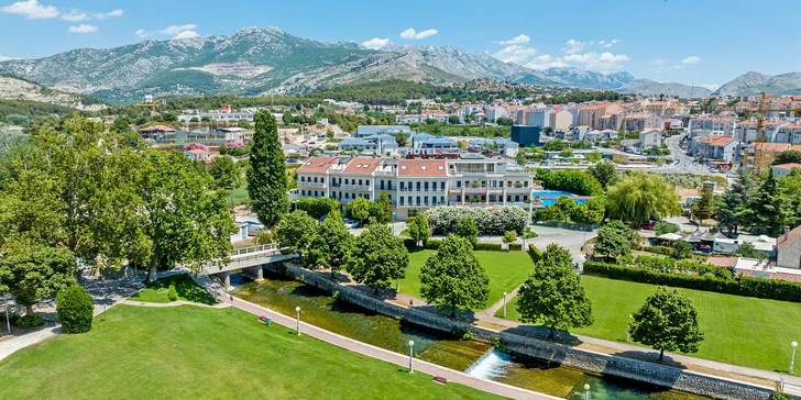 Luxusný hotel v slnečnej Dalmácii s polpenziou a neobmedzeným wellness