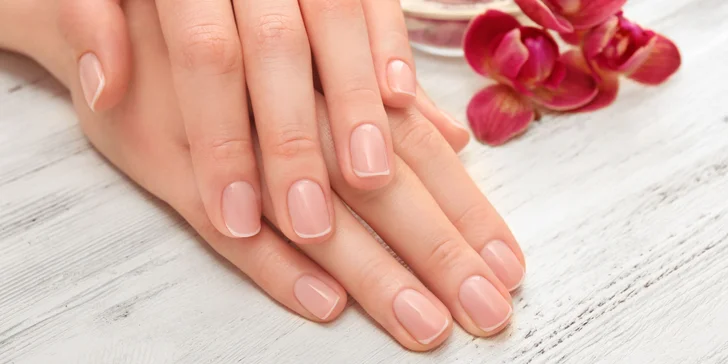 Japonská alebo klasická manikúra v Mirieva Nailbar