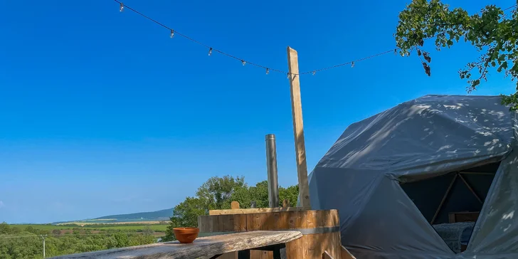 Jedinečný glamp na Zemplíne: romantika v prírode s kúpaním v drevenej kadi