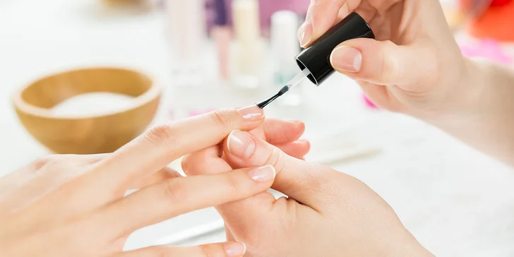 Wellness manikúra, gél lak alebo nové gélové nechty