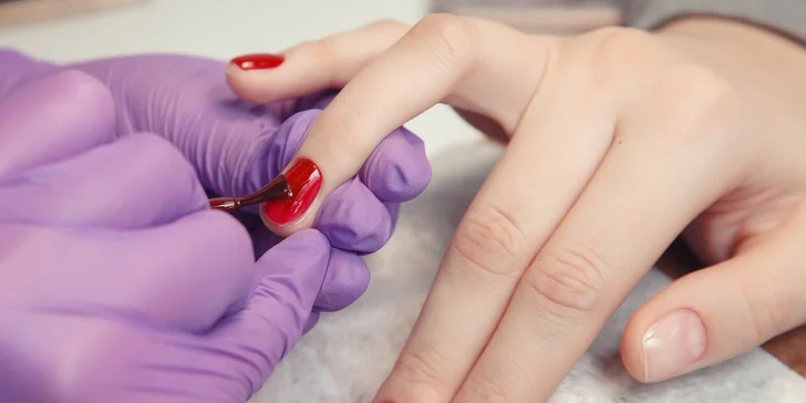 Wellness manikúra, gél lak alebo nové gélové nechty