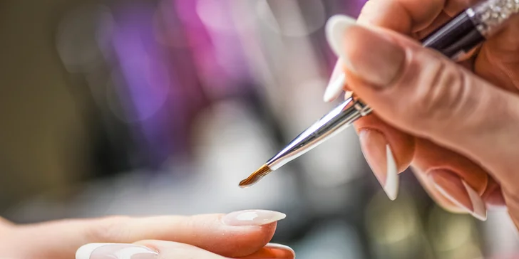 Wellness manikúra, gél lak alebo nové gélové nechty