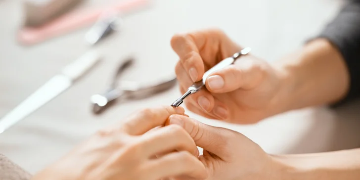 Wellness manikúra, gél lak alebo nové gélové nechty