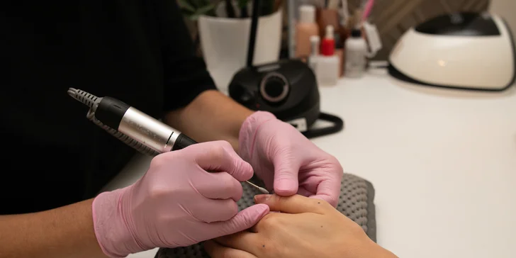 Gél lak, japonská alebo klasická manikúra v salóne Lenka Hájik