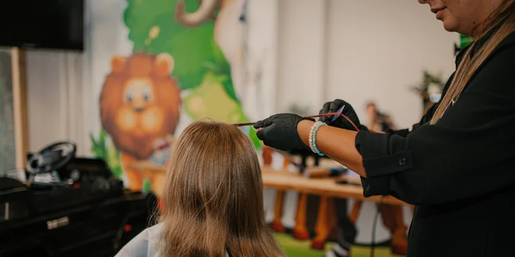 Dievčenský strih alebo natočenie vláskov či otvorený voucher v kaderníctve Lenny