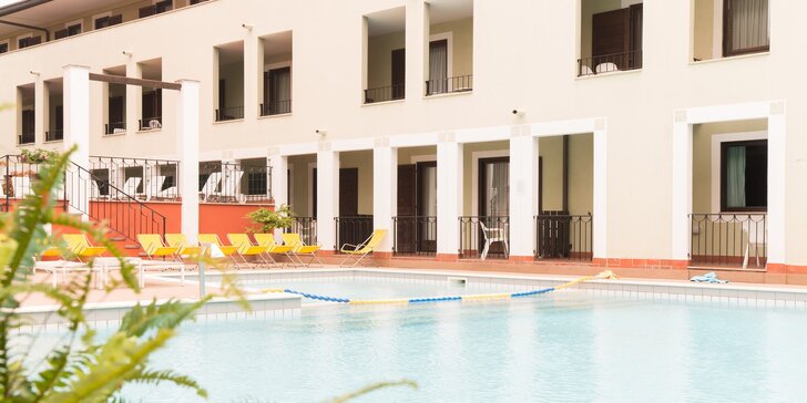 Dovolenka pri Lago di Garda: 3* hotel pri jazere, v lete vonkajší bazén, dvojizbový apartmán