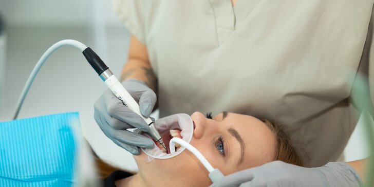 Dentálna hygiena s pieskovaním a Air Flow pre deti i dospelých alebo profesionálne bielenie zubov v zubnej klinike Klostermann