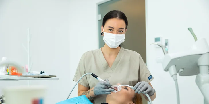 Dentálna hygiena s pieskovaním a Air Flow pre deti i dospelých alebo profesionálne bielenie zubov v zubnej klinike Klostermann
