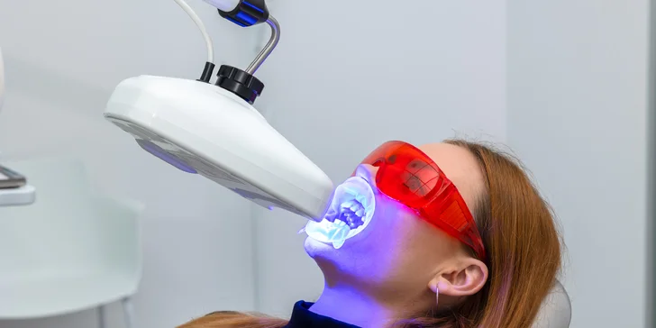 Dentálna hygiena s pieskovaním a Air Flow pre deti i dospelých alebo profesionálne bielenie zubov v zubnej klinike Klostermann