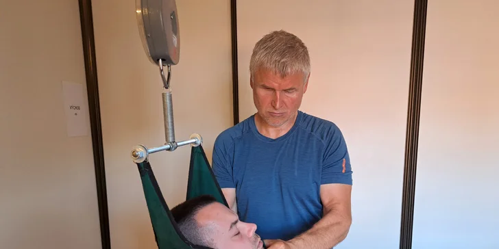 Uvoľňujúca masáž krčnej chrbtice v trakčnej polohe