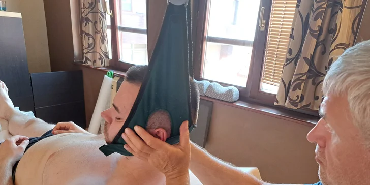Uvoľňujúca masáž krčnej chrbtice v trakčnej polohe