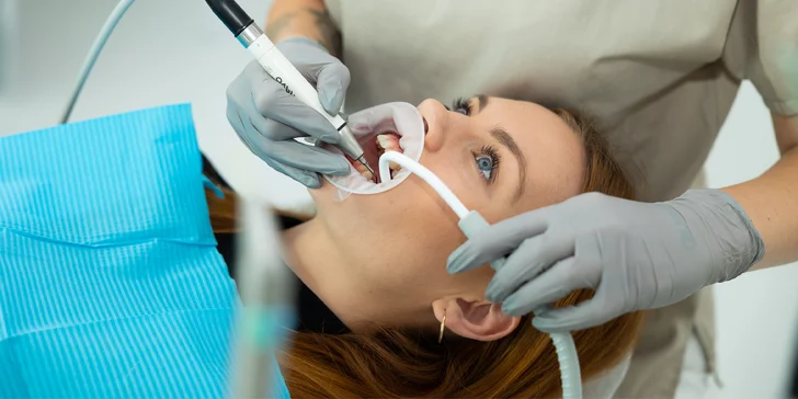 Dentálna hygiena s pieskovaním a Air Flow pre deti i dospelých alebo profesionálne bielenie zubov v zubnej klinike Klostermann