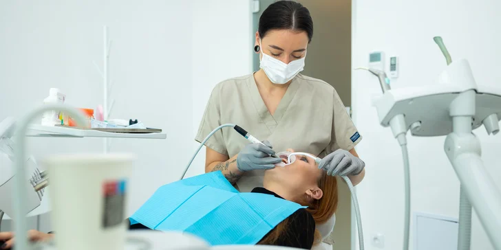 Dentálna hygiena s pieskovaním a Air Flow pre deti i dospelých alebo profesionálne bielenie zubov v zubnej klinike Klostermann