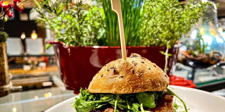 Reštaurácia Pinus: Burgre Black Angus či špeciality z Josper Grillu