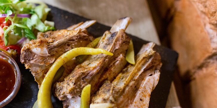 Pečené bravčové rebierka s BBQ omáčkou a chlebom