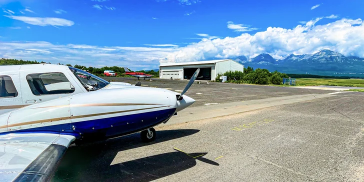 Zaži Tatry z vtáčej perspektívy: Vyhliadkové lety lietadlom PIPER PA-34 SENECA pre 1 až 5 osôb - aj s možnosťou pilotovania!