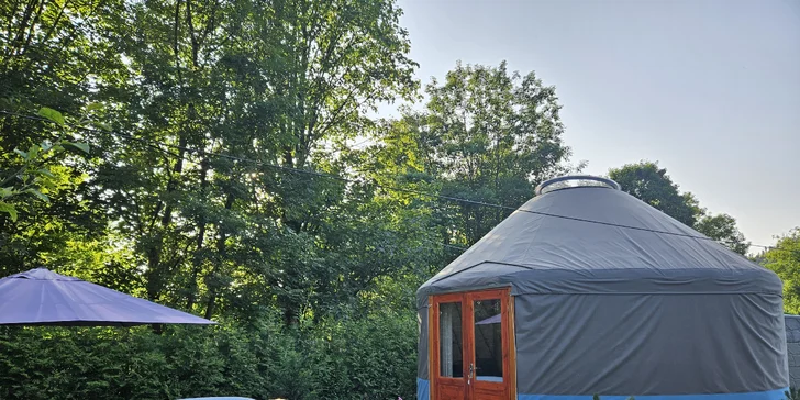 Havaj alebo africké safari v poľskom glampe: luxusné jurty pre 5 osôb s kuchyňou a privátnou vírivkou